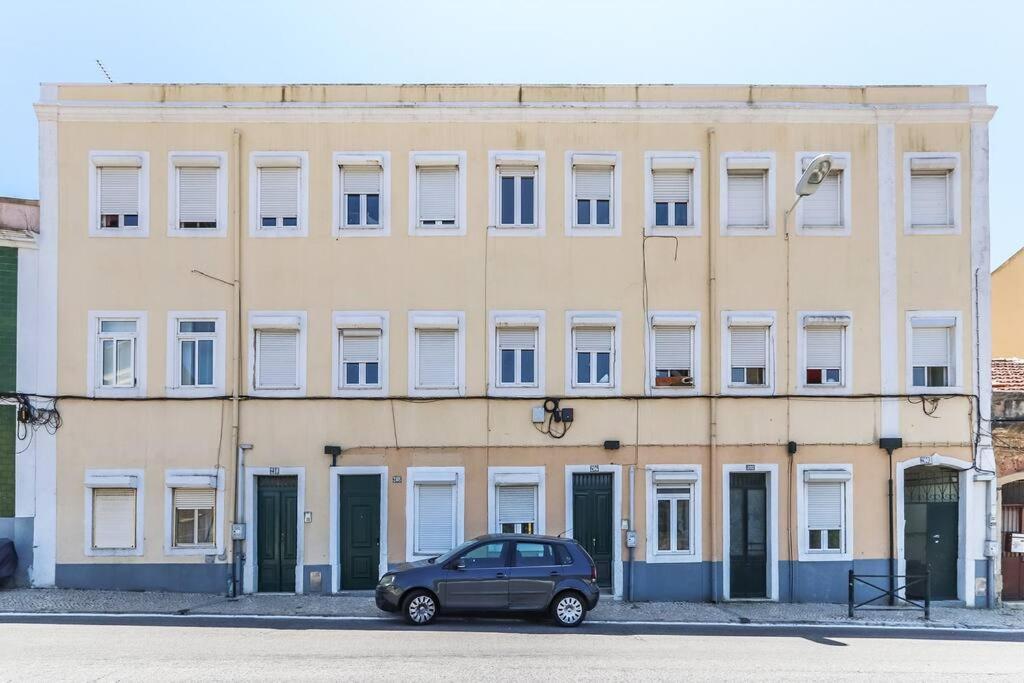 Vita Portucale ! Bright Campo Ourique W/ Terrace Lisbona Esterno foto
