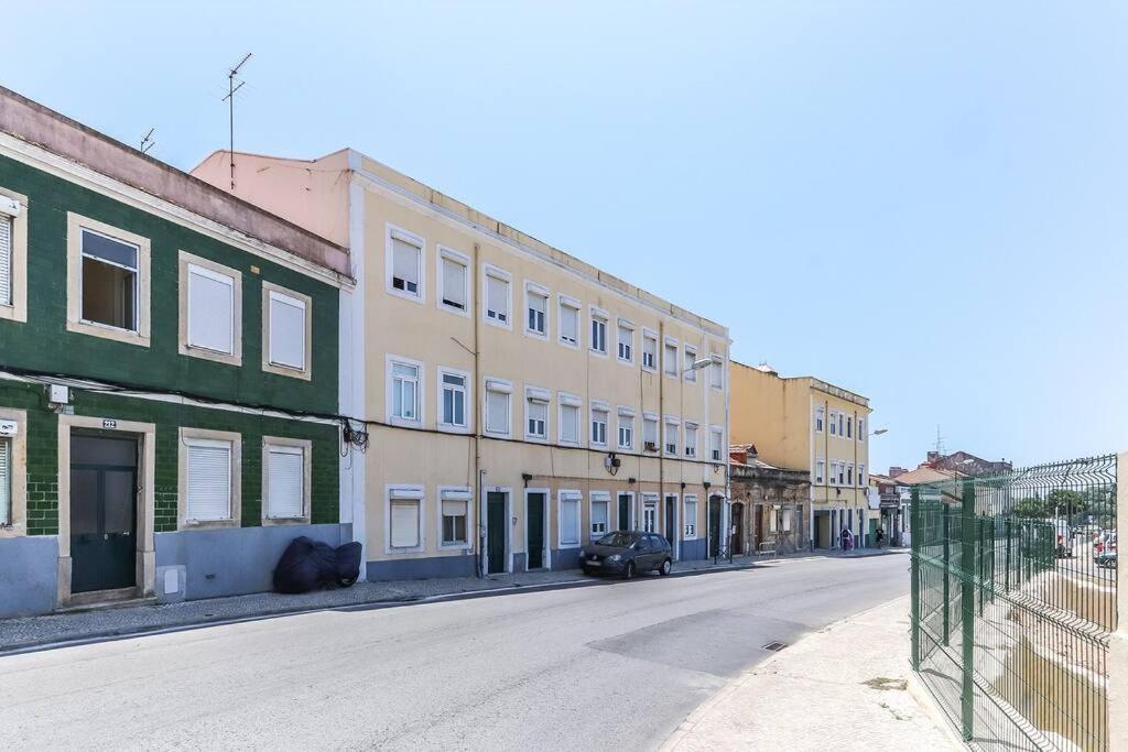 Vita Portucale ! Bright Campo Ourique W/ Terrace Lisbona Esterno foto